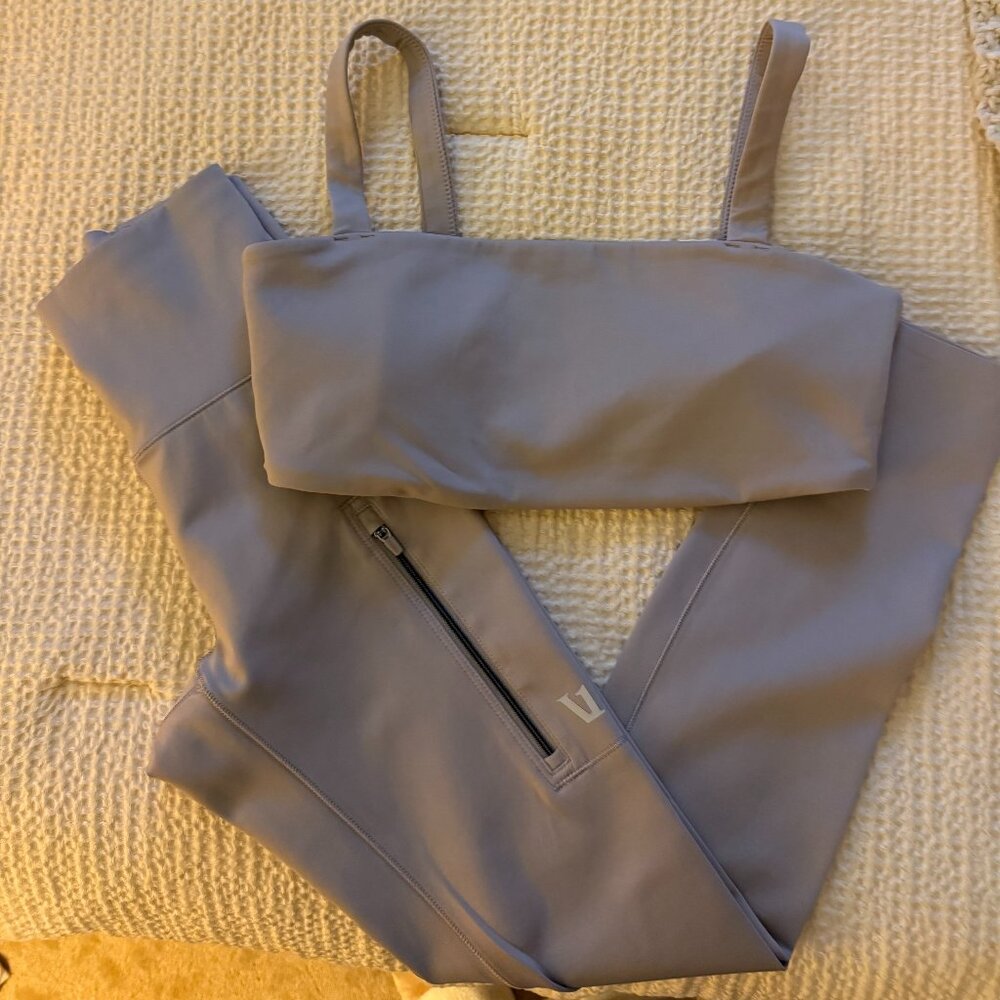 Vuori Evolve Set Soft Pewter, Small Leggings w/ Zipper & Medium Square Neck Bra